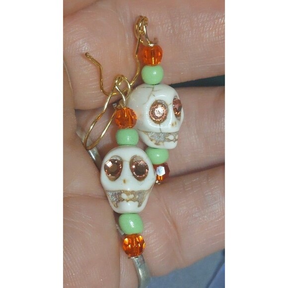 Halloween howlite skull earrings with uranium rhinestones and uv reactive beads - Picture 11 of 12